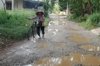 Tuyến đường liên xóm Bến Đò, xã Linh Sơn, thành phố Thái Nguyên, tỉnh Thái Nguyên xuống cấp nghiêm trọng.