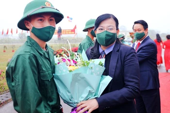 Lãnh đạo tỉnh Thái Nguyên tặng hoa chúc mừng tân binh nhập ngũ.