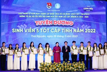 Lãnh đạo tỉnh Thái Nguyên tuyên dương nữ thanh niên tiêu biểu và sinh viên 5 tốt.