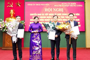 Bí thư Tỉnh ủy Thái Nguyên trao quyết định chuyển giao tổ chức Đảng và đảng viên 3 ngân hàng thương mại Nhà nước trên địa bàn.