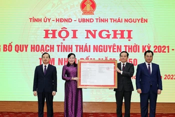Phó Thủ tướng Chính phủ Trần Lưu Quang trao quyết định Quy hoạch cho lãnh đạo tỉnh Thái Nguyên.