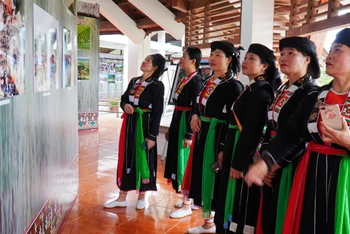 Công chúng thưởng lãm thành tựu bảo tồn và phát huy bản sắc văn hóa dân tộc tại Triển lãm “Sắc màu văn hóa Thái Nguyên”.