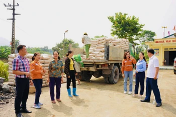 Người dân huyện Đại Từ tiếp nhận 3.000 tấn xi-măng để xây dựng nông thôn mới.