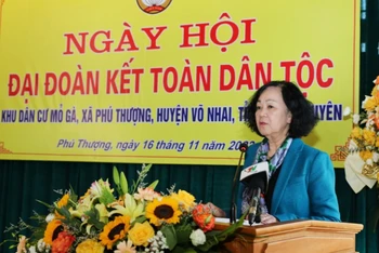 Đồng chí Trương Thị Mai phát biểu ý kiến tại Ngày hội Đại đoàn kết toàn dân khu dân cư Mỏ Gà.
