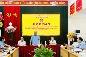 Ông Nguyễn Văn Thời, Chủ tịch Ủy ban Đoàn kết Công giáo Việt Nam tỉnh Thái Nguyên (người đứng) thực sự là cầu nối hiệu quả giữa cấp ủy, chính quyền với giáo dân trên địa bàn.