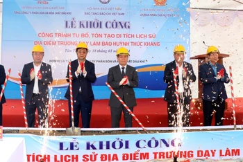 Lãnh đạo Hội Nhà báo Việt Nam, tỉnh Thái Nguyên và các đại biểu khởi công công trình.