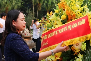 Quyền Chủ tịch nước Võ Thị Ánh Xuân dâng hoa tưởng niệm Chủ tịch Hồ Chí Minh tại ATK Định Hóa.