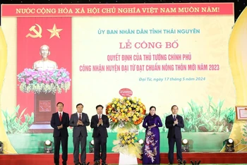 Lãnh đạo tỉnh Thái Nguyên chúc mừng huyện Đại Từ đạt chuẩn nông thôn mới.