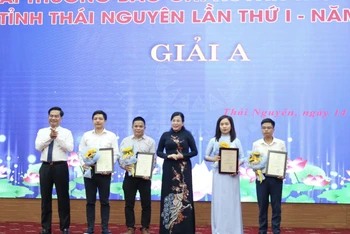 Đồng chí Nguyễn Thanh Hải, Ủy viên Trung ương Đảng, Bí thư Tỉnh ủy Thái Nguyên trao giải A cho các tác giả.