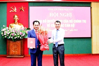 Đồng chí Lê Minh Hưng trao quyết định, tặng hoa chúc mừng đồng chí Trịnh Việt Hùng giữ chức Bí thư Tỉnh ủy Thái Nguyên.