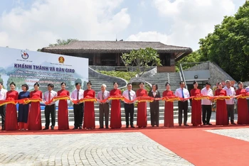 Các đại biểu cắt băng khánh thành, bàn giao di tích Trường dạy làm báo Huỳnh Thúc Kháng.