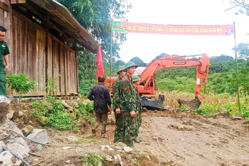 Huyện Đồng Hỷ (Thái Nguyên) và bộ đội Quân khu I làm đường vào khu vực sản xuất sâm Bố Chính cho người dân xóm Bản Tèn, xã Văn Lăng.