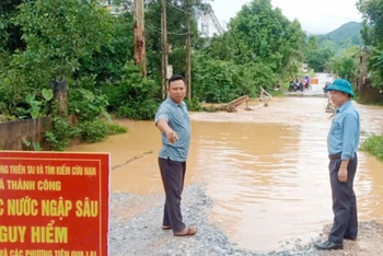 Chính quyền xã Thành Công, thành phố Phổ Yên chỉ đạo lực lượng canh gác, không cho người, phương tiện lưu thông qua các đoạn đường bị ngập.