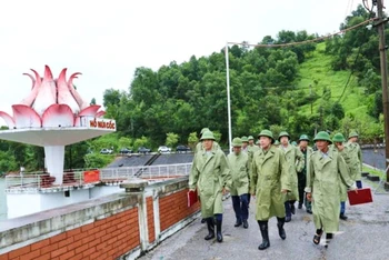 Chủ tịch Ủy ban nhân dân tỉnh Thái Nguyên Nguyễn Huy Dũng kiểm tra vận hành xả lũ, bảo đảm an toàn hồ Núi Cốc.