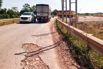 Nhiều đoạn đường, đê sông Đào trên địa bàn huyện Phú Bình bị bong tróc, lún.