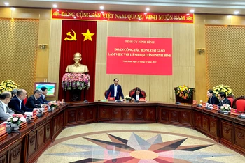 Quang cảnh buổi làm việc của Bộ trưởng Ngoại giao Bùi Thanh Sơn tại tỉnh Ninh Bình.