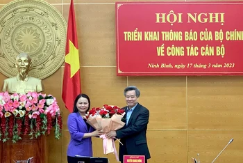 Đồng chí Nguyễn Quang Dương, Phó Trưởng Ban Tổ chức Trung ương tặng hoa chúc mừng đồng chí Nguyễn Thị Thu Hà. (Ảnh: YẾN TRINH)