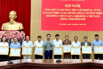 Ủy ban nhân dân tỉnh Ninh Bình tặng bằng khen cho các cá nhân có thành tích xuất sắc trong thực hiện Chỉ thị số 24 của Ban Bí thư.