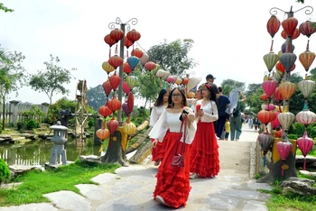 Khách du lịch tham quan, trải nghiệm tại khu du lịch Hang Múa, Ninh Bình. (Ảnh: Lê Hồng)
