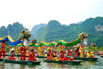 Độc đáo nghi lễ múa rồng trên sông tại Lễ hội Tràng An năm 2023. (Ảnh: Lê Hồng)