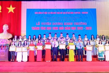 Nhiều giáo viên, học sinh có thành tích xuất sắc được nhận bằng khen của Ủy ban nhân dân tỉnh Ninh Bình.