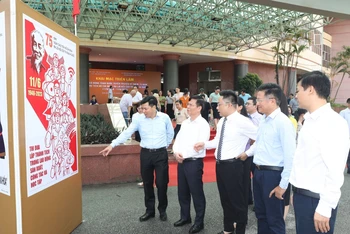 Cán bộ và nhân dân Ninh Bình tham quan Triển lãm tranh cổ động Kỷ niệm 75 năm Ngày Chủ tịch Hồ Chí Minh ra Lời kêu gọi Thi đua ái quốc. (Ảnh: Minh Quang)