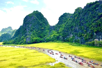 Du khách về thăm Ninh Bình trong Tuần du lịch "Sắc vàng Tam Cốc-Tràng An" năm 2023. (Ảnh: Lê Hồng)