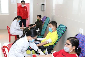 Tình nguyện viên hiến máu tại Ninh Bình. (Ảnh: Minh Quang)