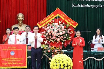 Đồng chí Nguyễn Phương Nga tặng hoa, cờ lưu niệm cho Đại hội. (Ảnh: Minh Quang)