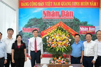 Đồng chí Đoàn Minh Huấn, Ủy viên Trung ương Đảng, Bí thư Tỉnh ủy Ninh Bình và Đoàn công tác chúc mừng Văn phòng Đại diện Báo Nhân Dân tại Ninh Bình.