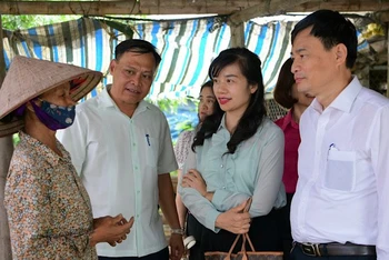 Đoàn giám sát thực tế tại một hộ dân xã Yên Đồng, huyện Yên Mô, tỉnh Ninh Bình. (Ảnh: TRƯỜNG GIANG)