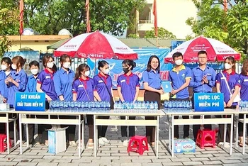 Lãnh đạo Tỉnh đoàn Ninh Bình động viên đội hình tiếp sức mùa thi tốt nghiệp trung học phổ thông năm 2023. 