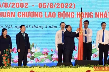 Thủ tướng Phạm Minh Chính trao Huân chương Lao động hạng Nhất tặng Bộ Tài nguyên và Môi trường.