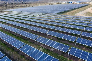 Một nhà máy năng lượng mặt trời ở Santiago, Chile. Ảnh: AFP/TTXVN.