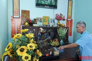 Hôm nay, ông Đặng Đình Thuận (81 tuổi) ở thôn Thuận Trạch, xã Mỹ Thủy, huyện Lệ Thủy (Quảng Bình) dậy sớm để lau dọn bàn thờ, chuẩn bị mâm cơm giỗ Bác Hồ.