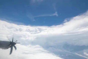 Mây xếp chồng lên nhau bên trong mắt của cơn bão Ian ngày 28/9. Ảnh chụp trên máy bay. Nguồn: NOAA