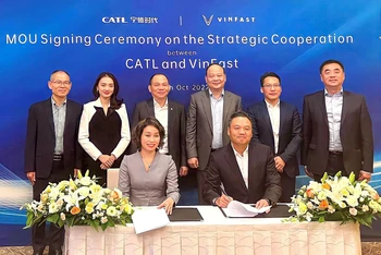 Ông Phạm Nhật Vượng - Chủ tịch Vingroup và ông Robin Zeng - Chủ tịch CATL (giữa) chứng kiến buổi ký kết biên bản ghi nhớ về hợp tác chiến lược giữa CATL và VinFast tại Osaka, Nhật Bản vào ngày 30/10/2022.