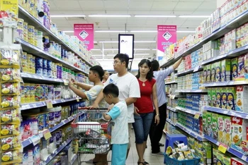 Người tiêu dùng mua sắm tại siêu thị. Ảnh: TTXVN