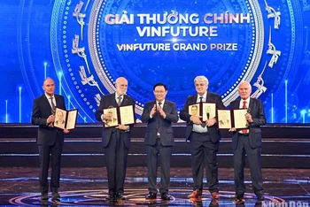 Chủ tịch Quốc hội Vương Đình Huệ trao Giải thưởng Chính VinFuture 2022 trị giá 3 triệu USD cho các tác giả.
