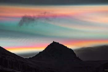 Những đám mây nhiều màu tỏa sáng trên bầu trời đêm phía trên núi Jökultindur ở Iceland vào ngày 25/1. Ảnh: Jónína Guðrún Óskarsdóttir.