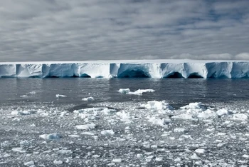 Băng tan ở Nam Cực. Ảnh: Mlenny/Canva
