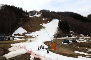 Những người trượt tuyết vượt qua dốc tuyết nhân tạo khi mùa trượt tuyết sắp kết thúc ở Monte Cimon, Italy, ngày 31/3. Ảnh: Reuters