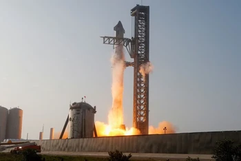 Tàu vũ trụ Starship thế hệ tiếp theo của SpaceX được phóng trên tên lửa siêu nặng từ bệ phóng ở Boca Chica, gần Brownsville, Texas, Mỹ, ngày 20/4. Ảnh: Reuters.