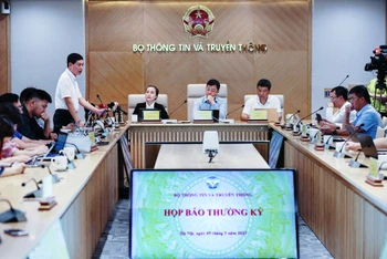Ông Nguyễn Thành Phúc, Cục trưởng Cục Viễn thông, Bộ Thông tin và Truyền thông (đứng bên trái) tại cuộc họp báo ngày 5/5. 