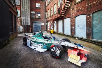 Đội đua công thức E của Anh Envision Racing đã chế tạo ra chiếc xe Recover-e từ rác thải điện tử.