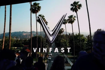 Logo VinFast hiển thị trên màn hình trong ngày họp báo tại Triển lãm ô-tô Los Angeles, California, Mỹ ngày 17/11/2022. Ảnh: Reuters