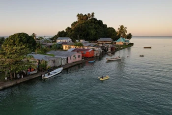 80 người dân ở làng đảo Serua, Fiji đang phải đối mặt với việc phải di dời khi nước biển Thái Bình Dương dâng cao. Ảnh: Reuters
