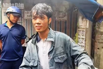 Anh Nguyễn Đăng Văn (30 tuổi, quê Bắc Ninh, làm nghề shipper), dũng cảm cứu khoảng 10 người trong vụ cháy chung cư mini đêm 12/9. (Ảnh cắt từ clip).