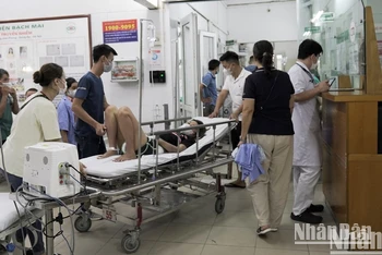 Bệnh nhân sốt xuất huyết có biểu hiện nặng được chuyển vào Trung tâm Bệnh Nhiệt đới, Bệnh viện Bạch Mai. 