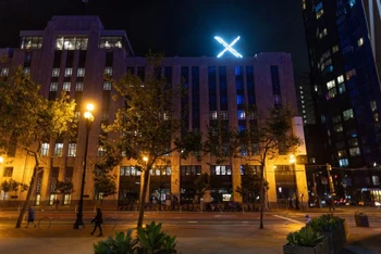 Logo "X" được nhìn thấy trên tầng thượng trụ sở của mạng xã hội X, trước đây gọi là Twitter, ở thành phố San Francisco, California, Mỹ. Ảnh: Reuters.